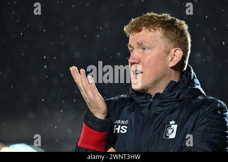 Il capo allenatore Hans Somers della KMSK Deinze nella foto durante una partita di calcio tra KMSK Deinze e RSCA Futures nella 24a partita della stagione Challenger Pro League 2023-2024 , lunedì 2 marzo 2024 a Deinze , Belgio . FOTO SPORTPIX | David Catry Foto Stock