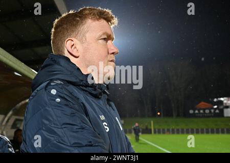 Il capo allenatore Hans Somers della KMSK Deinze nella foto durante una partita di calcio tra KMSK Deinze e RSCA Futures nella 24a partita della stagione Challenger Pro League 2023-2024 , lunedì 2 marzo 2024 a Deinze , Belgio . FOTO SPORTPIX | David Catry Foto Stock