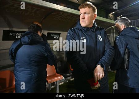 Il capo allenatore Hans Somers della KMSK Deinze nella foto durante una partita di calcio tra KMSK Deinze e RSCA Futures nella 24a partita della stagione Challenger Pro League 2023-2024 , lunedì 2 marzo 2024 a Deinze , Belgio . FOTO SPORTPIX | David Catry Foto Stock