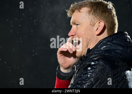 Il capo allenatore Hans Somers della KMSK Deinze nella foto durante una partita di calcio tra KMSK Deinze e RSCA Futures nella 24a partita della stagione Challenger Pro League 2023-2024 , lunedì 2 marzo 2024 a Deinze , Belgio . FOTO SPORTPIX | David Catry Foto Stock