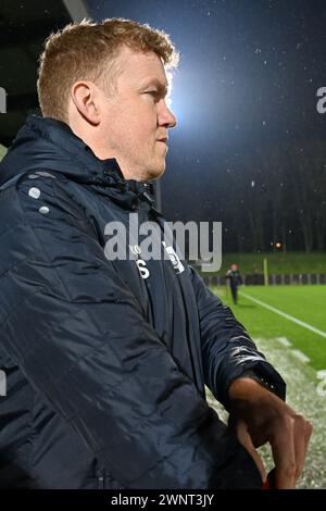 Il capo allenatore Hans Somers della KMSK Deinze nella foto durante una partita di calcio tra KMSK Deinze e RSCA Futures nella 24a partita della stagione Challenger Pro League 2023-2024 , lunedì 2 marzo 2024 a Deinze , Belgio . FOTO SPORTPIX | David Catry Foto Stock