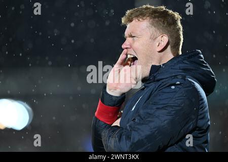 Il capo allenatore Hans Somers della KMSK Deinze nella foto durante una partita di calcio tra KMSK Deinze e RSCA Futures nella 24a partita della stagione Challenger Pro League 2023-2024 , lunedì 2 marzo 2024 a Deinze , Belgio . FOTO SPORTPIX | David Catry Foto Stock