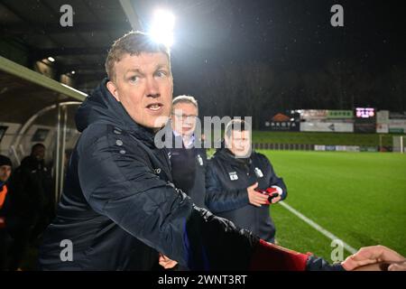 Il capo allenatore Hans Somers della KMSK Deinze nella foto durante una partita di calcio tra KMSK Deinze e RSCA Futures nella 24a partita della stagione Challenger Pro League 2023-2024 , lunedì 2 marzo 2024 a Deinze , Belgio . FOTO SPORTPIX | David Catry Foto Stock