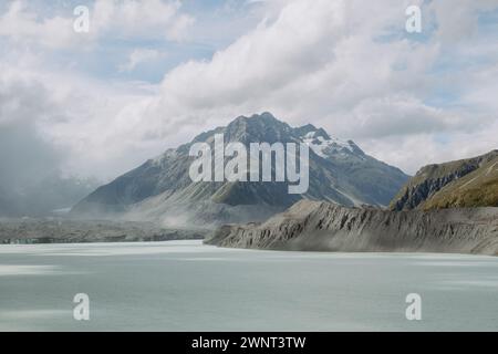 Punto panoramico del ghiacciaio Tasman con il monte Cook e il cielo nuvoloso Foto Stock