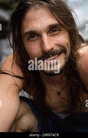 Ritratto emotivo di un uomo sorridente di mezza età Foto Stock