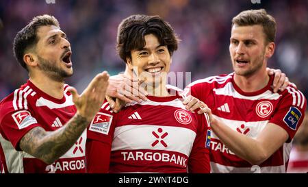 Duesseldorf, Germania. 25 febbraio 2024. Torjubel: Matthias Zimmermann (F95) Ao Tanaka (F95) Christoph Daferner (F95) fortuna Düsseldorf - Hansa Rostock Foto Stock