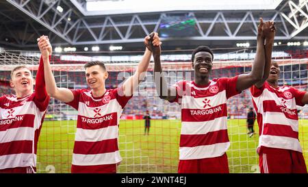 Duesseldorf, Germania. 25 febbraio 2024. Schlussjubel: Isak Bergmann Johannesson (F95), Yannik Engelhardt (F95), Joshua Quarshie (F95) Re Samuel Manu ( Foto Stock