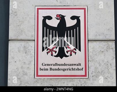 Karlsruhe, Germania. 4 marzo 2024. Un cartello con l'aquila federale e le parole "Procuratore generale presso la Corte Suprema federale”, prese davanti alla Procura federale. Il 04.03.2024, il nuovo Procuratore generale Jens Rommel è stato ufficialmente inaugurato presso l'Ufficio del Procuratore generale. Crediti: Uli Deck/dpa/Alamy Live News Foto Stock