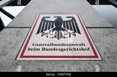 Karlsruhe, Germania. 4 marzo 2024. Un cartello con l'aquila federale e le parole "Procuratore generale presso la Corte Suprema federale”, prese davanti alla Procura federale. Il 04.03.2024, il nuovo Procuratore generale Jens Rommel è stato ufficialmente inaugurato presso l'Ufficio del Procuratore generale. Crediti: Uli Deck/dpa/Alamy Live News Foto Stock