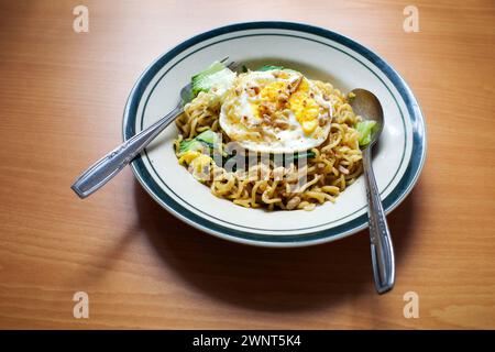 Mie Goreng Telor, tradizionale Street food indonesiano, spaghetti fritti con uova cucinate con spezie tipiche della cucina giavanese. Foto Stock