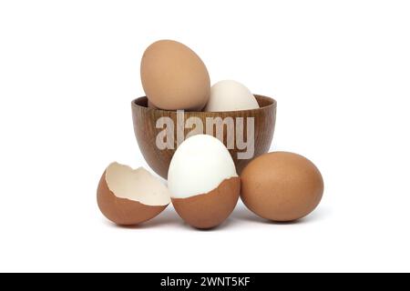 Ciotola di uova di vari colori e dettaglio del guscio isolato su sfondo bianco Foto Stock