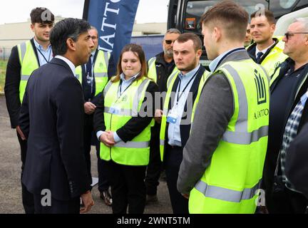 Il primo ministro Rishi Sunak incontra i rappresentanti degli affari e delle costruzioni durante una visita al parco Panattoni, un parco industriale in costruzione sul sito dell'ex stabilimento automobilistico Honda Swindon, vicino a Swindon. Data foto: Lunedì 4 marzo 2024. Foto Stock