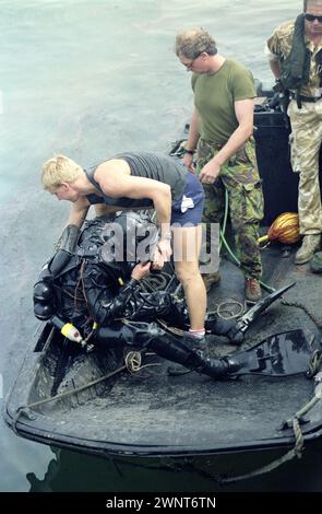 Prima guerra del Golfo: 20 marzo 1991 Un tuffatore della Royal Navy viene recuperato durante le operazioni di sminamento nel porto di Shuaiba in Kuwait. Foto Stock