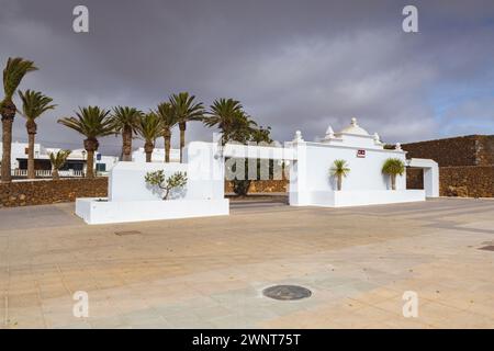 Il quadrato aperto nella città di Teguise, ex capitale di Lanzarote, dove un famoso mercato domenicale è tenuto Foto Stock