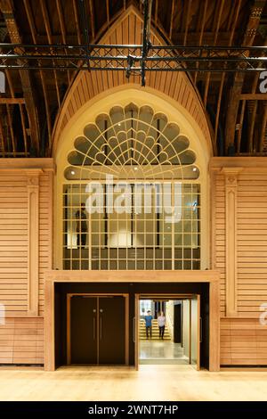 Vista delle porte e delle finestre per lo scambio del granturco. Brighton Corn Exchange and Studio Theatre, Brighton, Regno Unito. Architetto: Feilden Clegg Bradley Studio Foto Stock