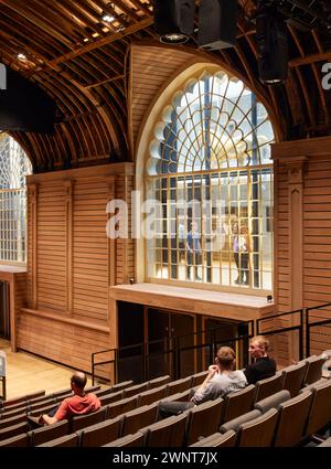 Shot guardando dall'Auditorium verso l'area bar. Brighton Corn Exchange and Studio Theatre, Brighton, Regno Unito. Architetto: Feilden Clegg Bradley Foto Stock