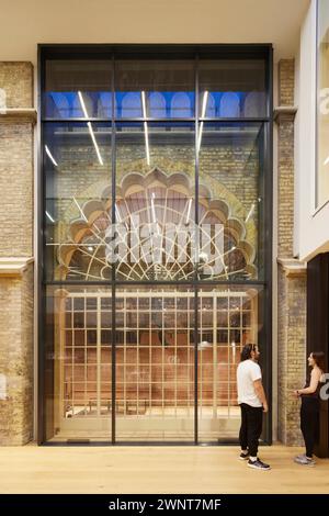 Un colpo di finestra nel bar, che guarda all'auditorium. Brighton Corn Exchange and Studio Theatre, Brighton, Regno Unito. Architetto: Feilden Clegg Bradley Foto Stock