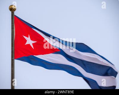 Cuba bandiera che sventola sul palo. Bandiera di Cuba che sventola nel vento. Primo piano di una bandiera cubana che sventola nel vento su uno sfondo di cielo limpido. Bandiera Cuba look spettacolare, vista dal basso Foto Stock