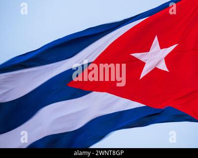 Cuba Flag sventolando sull'asta, primo piano. Bandiera di Cuba che sventola nel vento. Primo piano di una bandiera cubana che sventola nel vento su uno sfondo di cielo limpido. Bandiera Cuba a tutto campo Foto Stock