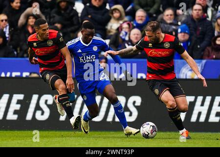 Patson Daka (centro) di Leicester City combatte per il ballo con Isaac Hayden (a sinistra) dei Queens Park Rangers e Steve Cook durante la partita del campionato Sky Bet al King Power Stadium di Leicester. Data foto: Sabato 2 marzo 2024. Foto Stock