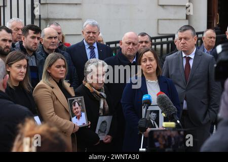 Bridie Brown (al centro), la moglie di Sean Brown, con le figlie Claire Loughran (seconda a sinistra) e Siobhan Brown (prima a destra) e suo figlio Sean Brown (dietro) che parlano ai media al di fuori della Royal Courts of Justice, Belfast, per l'annuncio sul processo di immunità d'interesse pubblico (PII) all'udienza d'inchiesta per il funzionario della GAA Sean Brown, che è stato rapito e ucciso dai lealisti mentre chiudeva i cancelli al Bellaghy Wolfe Tones Club a Co Londonderry nel maggio 1997. Data foto: Lunedì 4 marzo 2024. Foto Stock