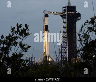 Un razzo Falcon 9 SpaceX è in fase di preparazione per lanciare la sua navicella Cargo Dragon con l'equipaggio della NASA 8 alla stazione spaziale Internazionale dal Launch Complex 39A al Kennedy Space Center, Florida, domenica 3 marzo 2024. Foto di Joe Marino/UPI Foto Stock