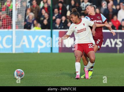 DAGENHAM, INGHILTERRA - 03 MARZO: Nokita PARRIS del Manchester United Women e Kirsty Smith del West Ham United WFC in azione durante Barclays fa Women'S Foto Stock