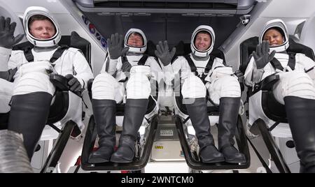 Cape Canaveral, Stati Uniti d'America. 3 marzo 2024. Gli astronauti SpaceX Crew-8 indossano le tute spaziali SpaceX, saltano dall'interno della capsula Crew Dragon mentre si preparano per il decollo sul Launch Complex 39A al Kennedy Space Center, 3 marzo 2024 a Cape Canaveral, Florida. Seduta da sinistra: Il cosmonauta Roscosmos Alexander Grebenkin, gli astronauti della NASA Michael Barratt, Matthew Dominick e Jeanette Epps. Crediti: SpaceX/NASA/Alamy Live News Foto Stock