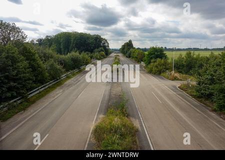 Autobahn A4 (autostrada) vuota e abbandonata in Germania, dopo che fu spostata per fare spazio alle attività minerarie di superficie di Tagebau Hambach Foto Stock