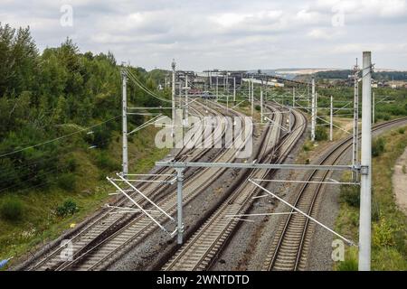 Ferrovia presso la miniera di lignite di superficie di Tagebau Hambach, Germania. Foto Stock