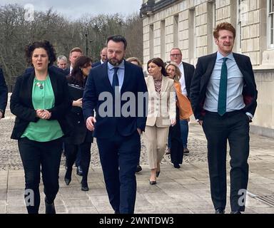 Il leader dell'SDLP Colum Eastwood (centro), con il deputato di South Belfast Claire Hanna (sinistra) e il leader dell'opposizione Matthew o'Toole guidano i loro MLA a Stormont prima del primo giorno ufficiale di opposizione, a seguito della decisione dell'SDLP di andare all'opposizione. Data foto: Lunedì 4 marzo 2024. Foto Stock