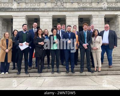 SDLP MLA con il leader Colum Eastwood e la deputata di South Belfast Claire Hanna in vista della prima giornata ufficiale di opposizione, a seguito della decisione dell'SDLP di andare all'opposizione. Data foto: Lunedì 4 marzo 2024. Foto Stock