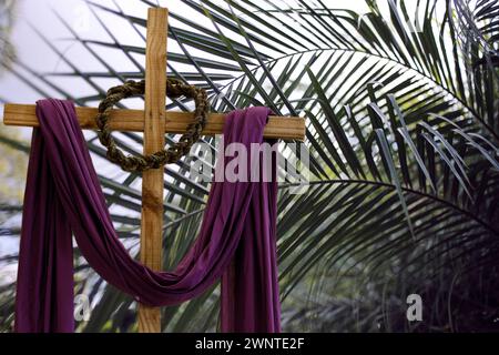 croce di legno con corona di spine e tessuto viola, simboli cattolici, tempo di quaresima Foto Stock