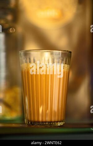 Tè al latte fresco o Kadak Chai indiano. Foto Stock