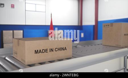 Concetto di importazione ed esportazione Made in China. Scatole di cartone con prodotto dalla Cina sul trasportatore a rulli. illustrazione 3d. Foto Stock