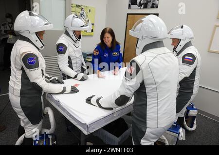 Cape Canaveral, Stati Uniti d'America. 3 marzo 2024. Dopo aver indossato l'abito e aver eseguito i controlli finali, gli astronauti SpaceX Crew-8 partecipano a un tradizionale gioco di carte all'interno del Neil A. Armstrong Operations and Checkout Building al Kennedy Space Center, 3 marzo 2024 a Cape Canaveral, Florida. In piedi da sinistra: Gli astronauti della NASA Jeanette Epps, Matthew Dominick, vice capo dell'ufficio degli astronauti Shannon Walker, il cosmonauta Roscosmos Alexander Grebenkin e Michael Barratt. Credito: Kim Shiflett/NASA/Alamy Live News Foto Stock