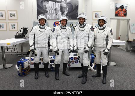 Cape Canaveral, Stati Uniti d'America. 3 marzo 2024. Gli astronauti SpaceX Crew-8 indossano le tute spaziali SpaceX, sorridono e si mettono in posa per una foto nella stanza degli astronauti degli Astronaut Crew Quarters all'interno del Neil A. Armstrong Operations and Checkout Building al Kennedy Space Center, 3 marzo 2024 a Cape Canaveral, Florida. Seduta da sinistra: Il cosmonauta Roscosmos Alexander Grebenkin, gli astronauti della NASA Michael Barratt, Matthew Dominick e Jeanette Epps. Credito: Kim Shiflett/NASA/Alamy Live News Foto Stock