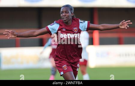 DAGENHAM, INGHILTERRA - 03 MARZO: Viviane Asseyi del West Ham United WFC celebra i suoi punteggi pareggiando il gol per segnare 1-1 durante il Barclays Foto Stock