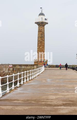 Molo Whitby di una giornata nebbiosa Foto Stock