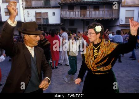 Danza tradizionale spagnola. Coppia che danzano al festival Peropalo che si svolge nell'arco di tre giorni, terminando il martedì grasso. Gente del posto che partecipa a danze tradizionali. Villanueva De la vera, Cáceres, Estremadura, Spagna 1980s febbraio 1985 Europa HOMER SYKES Foto Stock