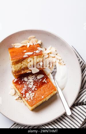 Torta israeliana agli agrumi. Torta con libbre d'arancia con yogurt, mandorle e sciroppo, sfondo bianco, primo piano. Foto Stock