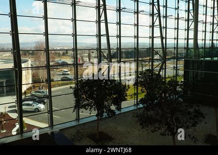 Ankara, Turkiye, Esenboga Havalimani Airport, 01.18.2023 lobby o corridoio all'aeroporto per il transito dei passeggeri. Interno dell'aeroporto. Vetro Foto Stock