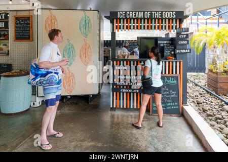 Coppia che acquista prodotti di cioccolato e cibo, Hotel Chocolat, Rabot Estate Cacao Growing Estate e produttore di cioccolato Soufriere, Saint Lucia, West Foto Stock