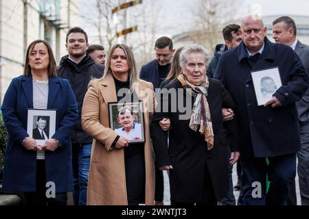 La famiglia di Sean Brown (prima fila, da sinistra), le figlie Siobhan Brown e Clare Loughran, con la vedova Bridie Brown e il figlio Sean Brown, con la famiglia e i sostenitori che lasciano la Royal Courts of Justice, Belfast, per l'annuncio sul processo di immunità d'interesse pubblico (PII) all'udienza d'inchiesta per il funzionario della GAA Sean Brown, che è stato rapito e ucciso dai lealisti mentre chiudeva i cancelli al Bellaghy Wolfe Tones Club a Co Londonderry nel maggio 1997. Data foto: Lunedì 4 marzo 2024. Foto Stock