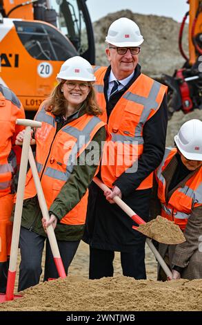 Cottbus, Germania. 4 marzo 2024. Daniela Gerd tom Markotten, membro del Consiglio di amministrazione della Deutsche Bahn per la digitalizzazione e la tecnologia, e Dietmar Woidke (SPD), Ministro Presidente del Brandeburgo, insieme ad altre persone, partecipano alla cerimonia simbolica all'inaugurazione del padiglione 1 del nuovo workshop di manutenzione DEL GHIACCIO. Nel gennaio 2024, meno di 20 mesi dopo la cerimonia di inaugurazione, la Deutsche Bahn è stata in grado di mettere in funzione il doppio binario Hall 2 del deposito di manutenzione DEL GHIACCIO Cottbus secondo i tempi previsti. La costruzione della seconda sala è iniziata. Crediti: Patrick Pleul/dpa/Alamy Live News Foto Stock