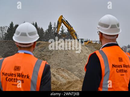 Cottbus, Germania. 4 marzo 2024. Sul cantiere per il padiglione 1 della nuova officina di manutenzione ICE. Qui si è svolta la cerimonia simbolica per la costruzione della seconda sala. Nel gennaio 2024, la Deutsche Bahn è stata in grado di mettere in funzione il doppio binario Hall 2 del deposito di manutenzione DEL GHIACCIO Cottbus, a meno di 20 mesi dalla cerimonia di inaugurazione. La costruzione della seconda sala è iniziata. Crediti: Patrick Pleul/dpa/Alamy Live News Foto Stock