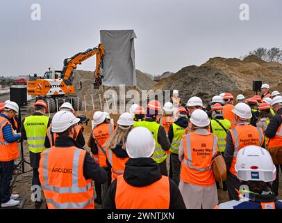 Cottbus, Germania. 4 marzo 2024. Molti visitatori e rappresentanti dei media partecipano alla simbolica cerimonia di inaugurazione del padiglione 1 del nuovo workshop di manutenzione DEL GHIACCIO. Nel gennaio 2024, meno di 20 mesi dopo la cerimonia di inaugurazione, la Deutsche Bahn è stata in grado di mettere in funzione il doppio binario Hall 2 del deposito di manutenzione DEL GHIACCIO Cottbus secondo i tempi previsti. La costruzione della seconda sala è iniziata. Crediti: Patrick Pleul/dpa/Alamy Live News Foto Stock