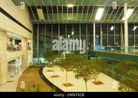 Ankara, Turkiye, Esenboga Havalimani Airport, 01.18.2023 lobby o corridoio all'aeroporto per il transito dei passeggeri che hanno superato il check-in Foto Stock