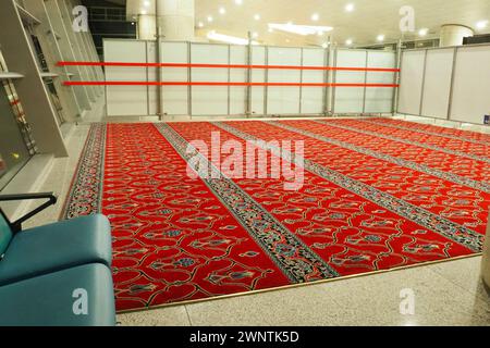 Ankara, Turkiye, Esenboga Havalimani Airport, 01.18.2023 sala di preghiera vuota di notte. Namaz o salat è una preghiera nell'Islam. Preghiera di Isha. Preghiera rossa Foto Stock