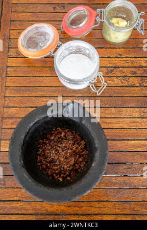 Ingredienti per il cioccolato fai da te, cioccolato fondente al 72% Hotel Chocolat, Rabot Estate cacao Growing Estate e produttore di cioccolato Soufriere, S. Foto Stock